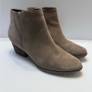 Blondo Women's Taupe Suede Ankle Waterproof Boots. US sz. 7.5